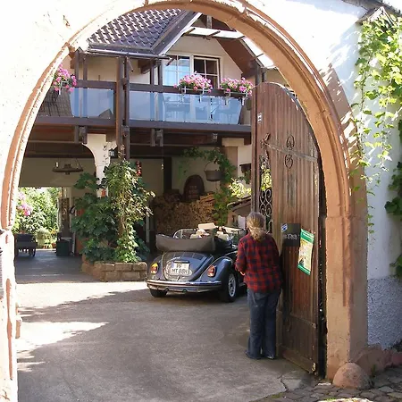 Gaestehaus Im Malerwinkel-rhodt * 罗特翁特尔里特堡