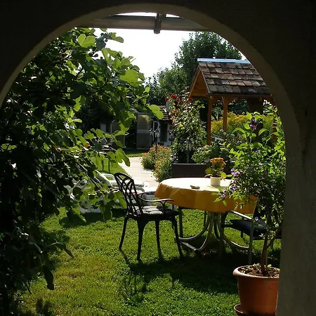 Gaestehaus Im Malerwinkel-rhodt 罗特翁特尔里特堡