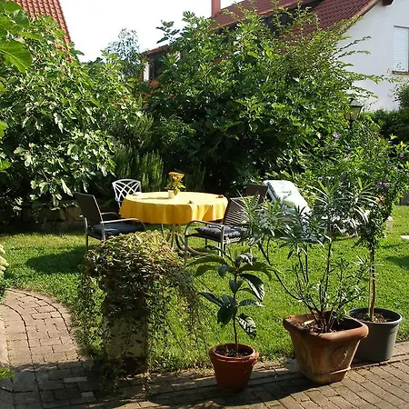 Gaestehaus Im Malerwinkel-rhodt * 罗特翁特尔里特堡