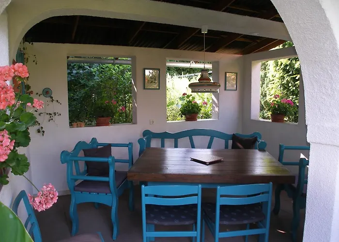 Gaestehaus Im Malerwinkel-rhodt * 罗特翁特尔里特堡